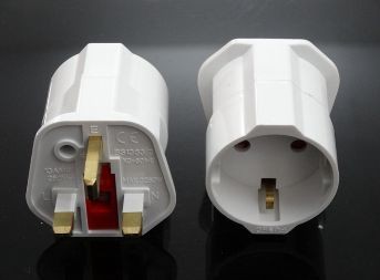 Synergy 21 LED Adapter Netzteil UK-&gt;D 3-polig auf Schutzkontakt